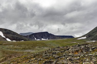 Soğuk bulutlu bir günde, Kutup altı Urallar 'daki gri dağ sıraları