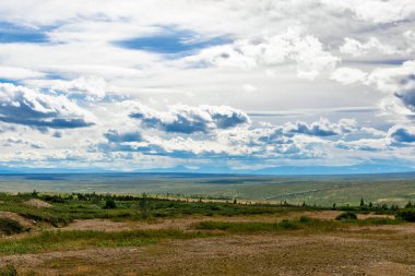 Bir yaz günü Urallar 'da ufuktaki tundra ve dağ sırasının görüntüsü