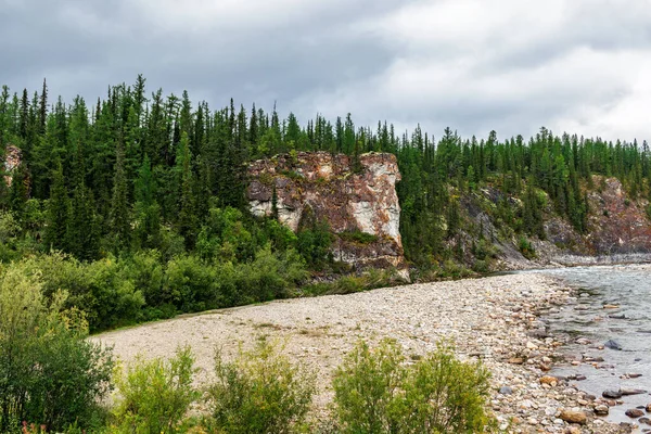 Ural dağlarında bir yaz günü ormanla kaplanmış büyük uçurum.