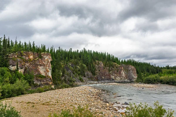 Ural dağlarında bir yaz günü ormanla kaplanmış büyük uçurum.