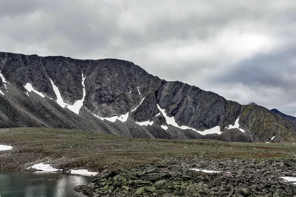 Graue Bergklippe Subpolaren Ural Einem Kalten Bewölkten Tag — Stockfoto