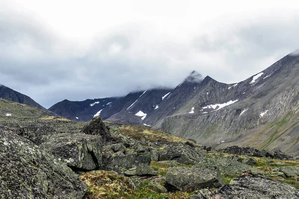 Bulutlardaki dağ zirvesi Bulutlar altındaki Urallar bulutlu bir günde