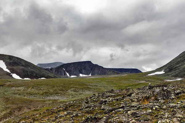 Soğuk bulutlu bir günde, Kutup altı Urallar 'daki gri dağ sıraları