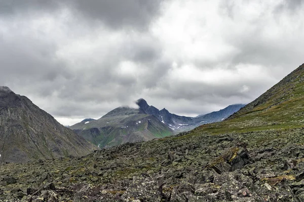 Bulutların arasındaki dağ sırası Bulutların altındaki Urallar bulutlu bir günde