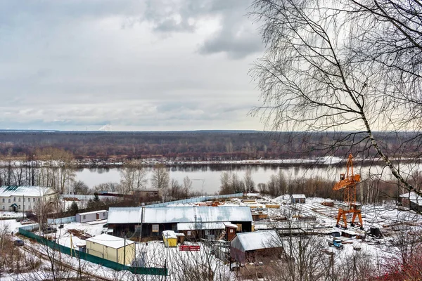 Вид Холма Окраину Русского Города Мрачный Зимний День — стоковое фото