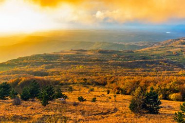 Kırım 'daki Chatyr-Dag platosunun panoraması bir sonbahar akşamında gün batımıyla aydınlandı.