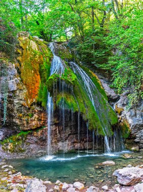 Kırım dağlarındaki ormanların arasında güzel şelale Djur-Djur