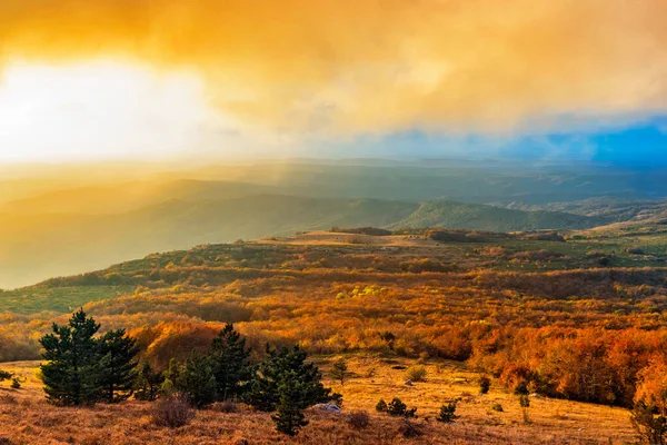 Krími Chatyr Dag Fennsíkra Nyíló Panoráma Amelyet Őszi Este Világít — Stock Fotó