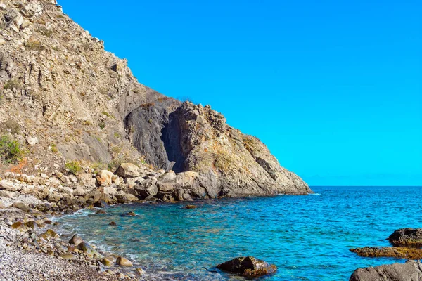 Paesaggio Con Una Splendida Baia Mare Tra Rocce Una Giornata — Foto Stock