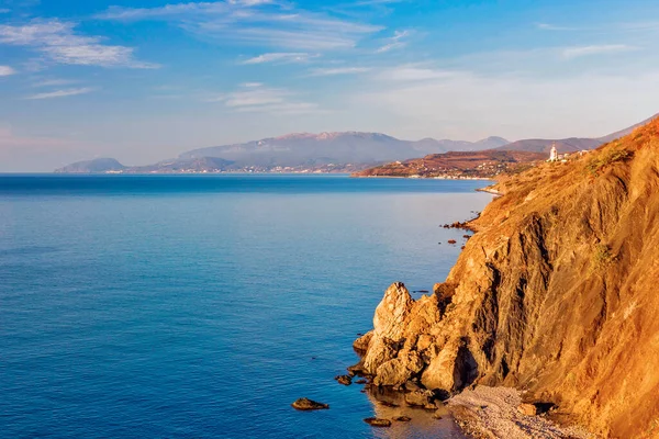 夏日阳光明媚的早晨 岩石间环抱着美丽的海湾 风景如画 — 图库照片