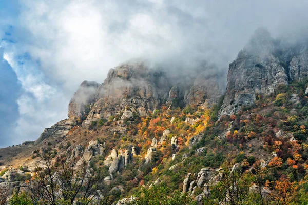 秋天的一天 克里米亚山区鬼魂谷的景观 — 图库照片