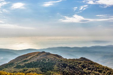 Kırım 'ın dağları ve ormanlarıyla dolu bir sonbahar günü manzarası