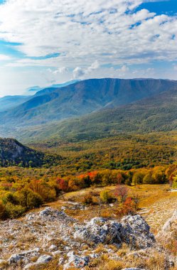 Kırım 'ın dağları ve ormanlarıyla dolu bir sonbahar günü manzarası