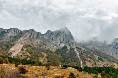 Kırım 'ın dağları ve ormanlarıyla dolu bir sonbahar günü manzarası