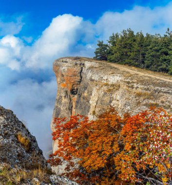 Kırım 'da, bulutlu bir sonbahar gününde, sislerin içinde güneşli bir uçurum.