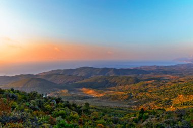 Dağlardan gün doğumunda tepelerin üzerinden ve Kırım 'da bir sonbahar sabahında denizi izle.
