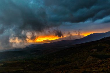 Gün batımında dağlardan tepelerin üzerinden ve Kırım 'da bir sonbahar akşamında denizi izle.
