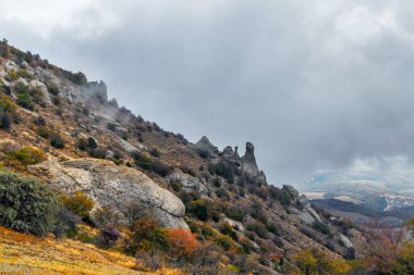 Bir sonbahar günü Kırım dağlarındaki Hayaletler Vadisi 'nin manzarası