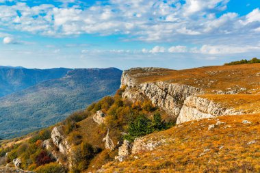 Kırım dağları ve ormanları bir sonbahar günü
