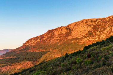 Sonbahar sabahının erken saatlerinde şafak vakti Kırım dağları ve ormanlarıyla manzara