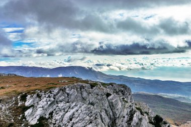Bir sonbahar günü Chatyr-Dag Platosu 'nun tepesinden Kırım manzarası