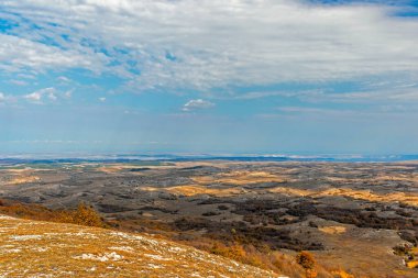 Bir sonbahar günü Kırım dağlarında bir Karabi-Yayla platosuyla manzara
