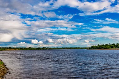 Nehir manzarası ve mavi gökyüzü. Bir yaz gününde bulutlar.