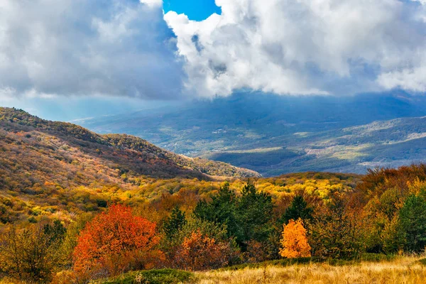 秋の日に山からクリミアの風景への眺め — ストック写真