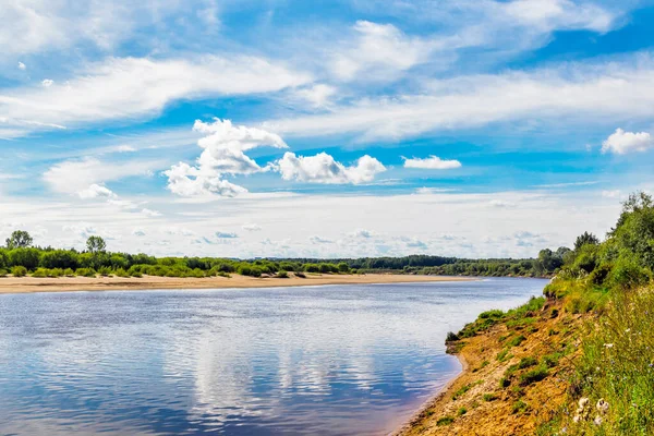夏の日は雲が立ち並ぶ川と青空の風景 — ストック写真