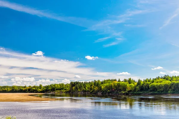 Landschaft Mit Fluss Und Blauem Himmel Mit Wolken Einem Sommertag — Stockfoto