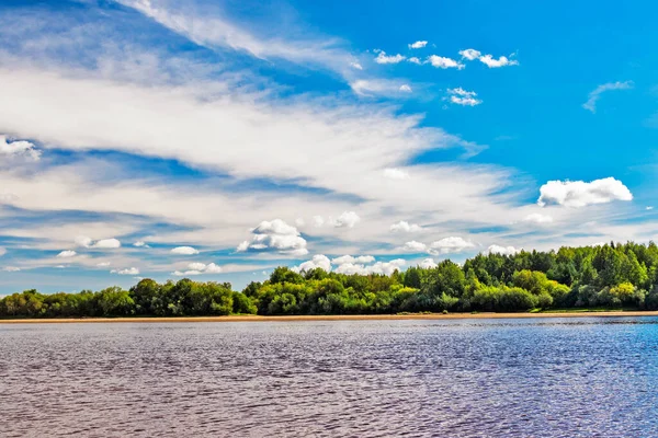 Landschaft Mit Fluss Und Blauem Himmel Mit Wolken Einem Sommertag — Stockfoto