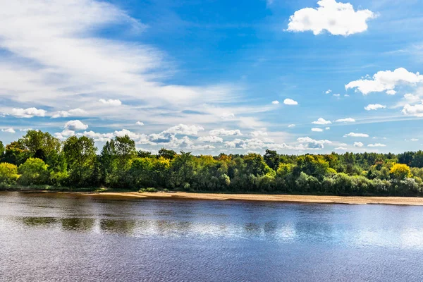 Paisagem Com Rio Céu Azul Com Nuvens Dia Verão — Fotografia de Stock