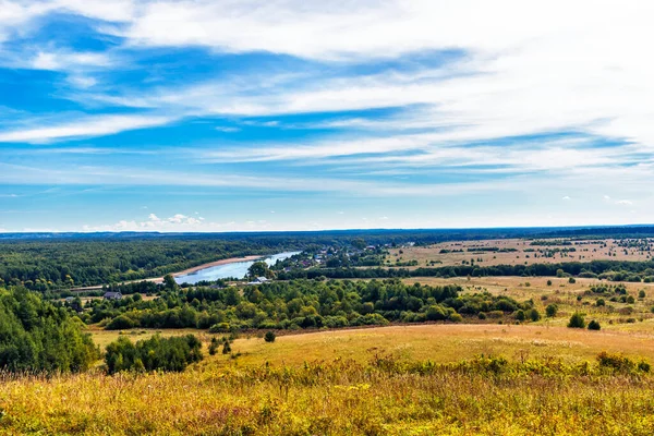 Літній Сільський Пейзаж Річкою Лісом Горизонті — стокове фото