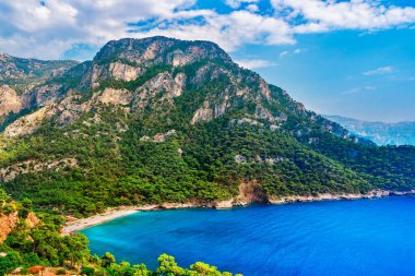 Bir yaz günü kayalık dağların arasında mavi bir körfez manzarası