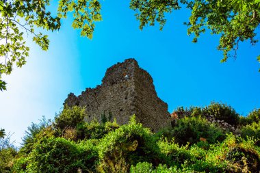 Türkiye dağlarındaki eski bir Gedelme Şatosu 'nun kalıntıları