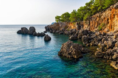 Bir yaz günü kayalık dağların arasında mavi bir körfez manzarası