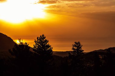 Bir yaz akşamı dağlarda güneşli bir manzara.