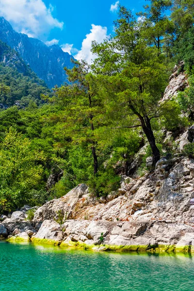 Kleiner Blauer See Den Bergen Einem Sonnigen Sommertag — Stockfoto