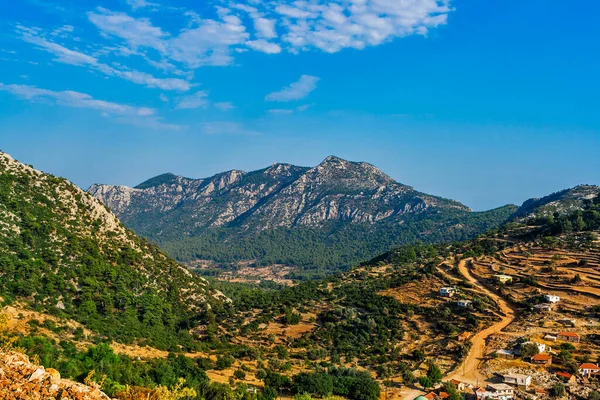 Bellissimo Paesaggio Con Villaggio Montagna Turchia Una Giornata Estiva Soleggiata — Foto Stock