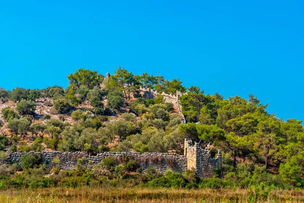 夏の日にトルコのリュキア道にある古いピドニー要塞の遺跡 — ストック写真