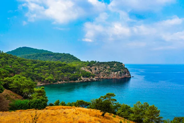 夏日的景色 在岩石群山间的蓝色海湾 — 图库照片