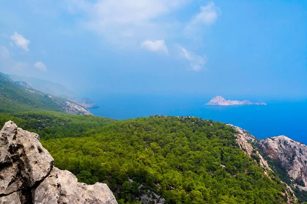Paesaggio Con Una Baia Blu Tra Montagne Rocciose Una Giornata — Foto Stock