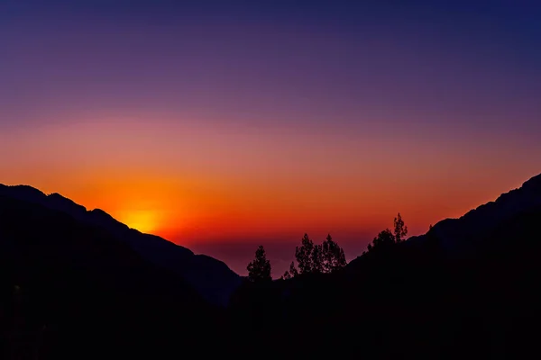 Paisaje Con Una Puesta Sol Brillante Las Montañas Una Noche —  Fotos de Stock