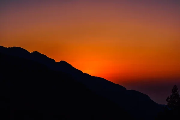 Landschaft Mit Hellem Sonnenuntergang Den Bergen Einem Sommerabend — Stockfoto