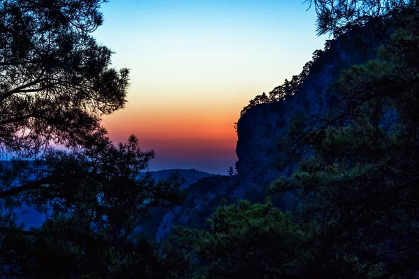Пейзаж Ярким Закатом Горах Летний Вечер — стоковое фото