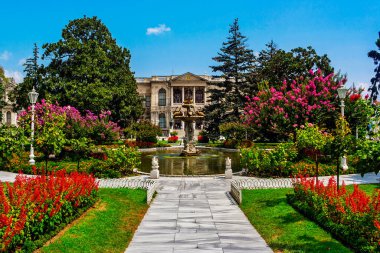 İstanbul 'da güneşli bir yaz gününde Türk dolmabahçe sarayı