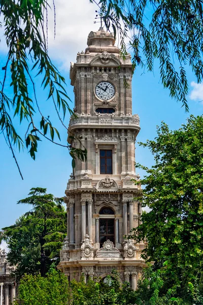 Dolmabahce tour de l'horloge du palais à Istanbul un jour d'été — Photo