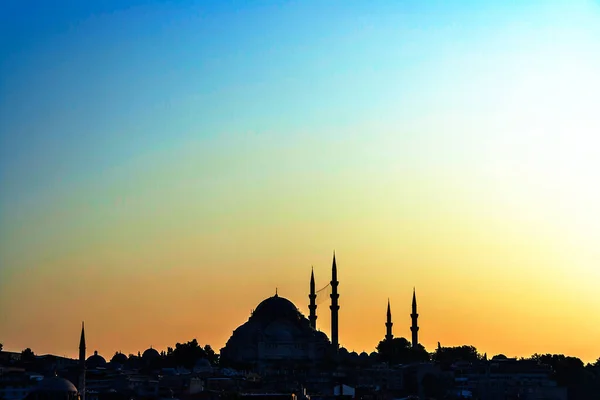 Suleymaniye Moschee in Istanbul am Abend bei Sonnenuntergang — Stockfoto