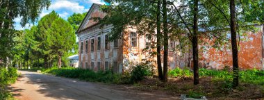 Terk edilmiş bir parkta eski yıkılmış bir bina. Bir yaz günü.