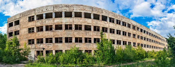 Zničen opuštěný velký betonový dům v letní den — Stock fotografie